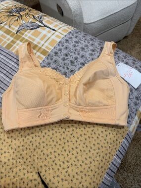 Front-Closure Comfort Bra — Peach Support with Lace Trim